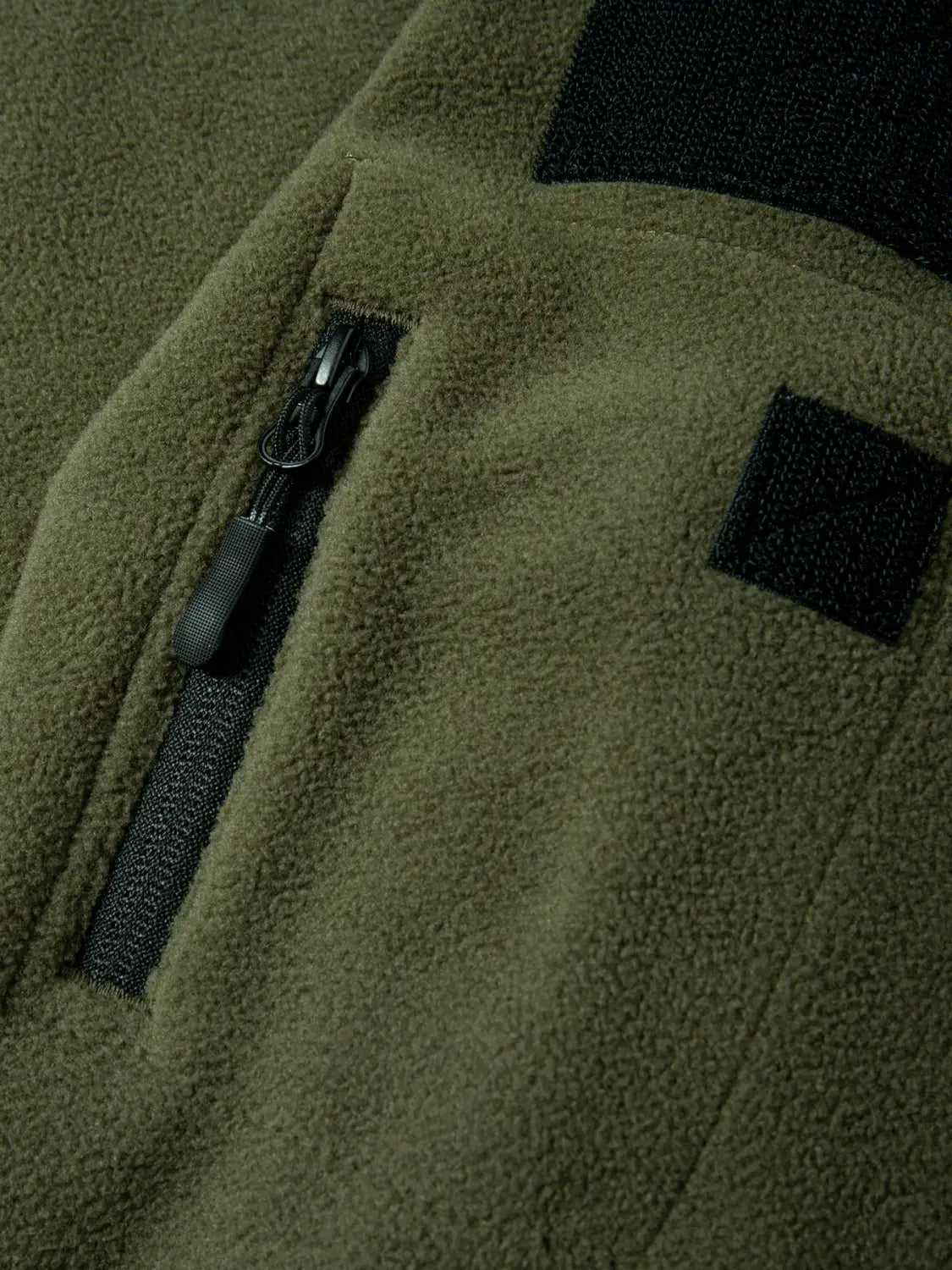 Chaqueta polar táctica verde oliva para hombre, con abrigo con capucha de cremallera completa, que presenta cremallera negra y detalles de parches.