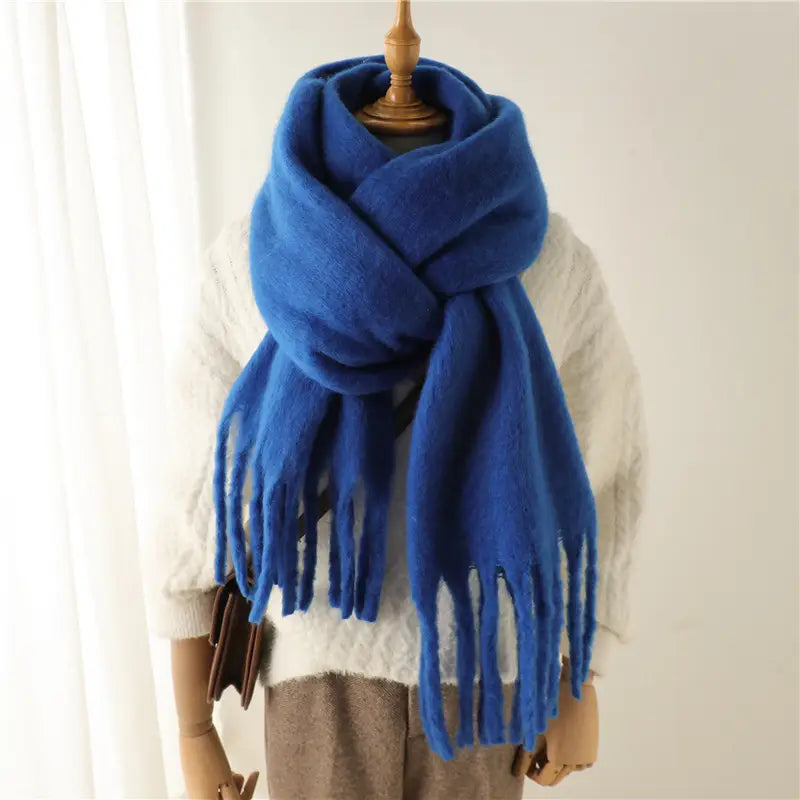 Ein flauschiger königsblauer Cashmere-ähnlicher Winterschal mit weicher, samtig-flauschiger Textur und langen Fransenenden für Damen.