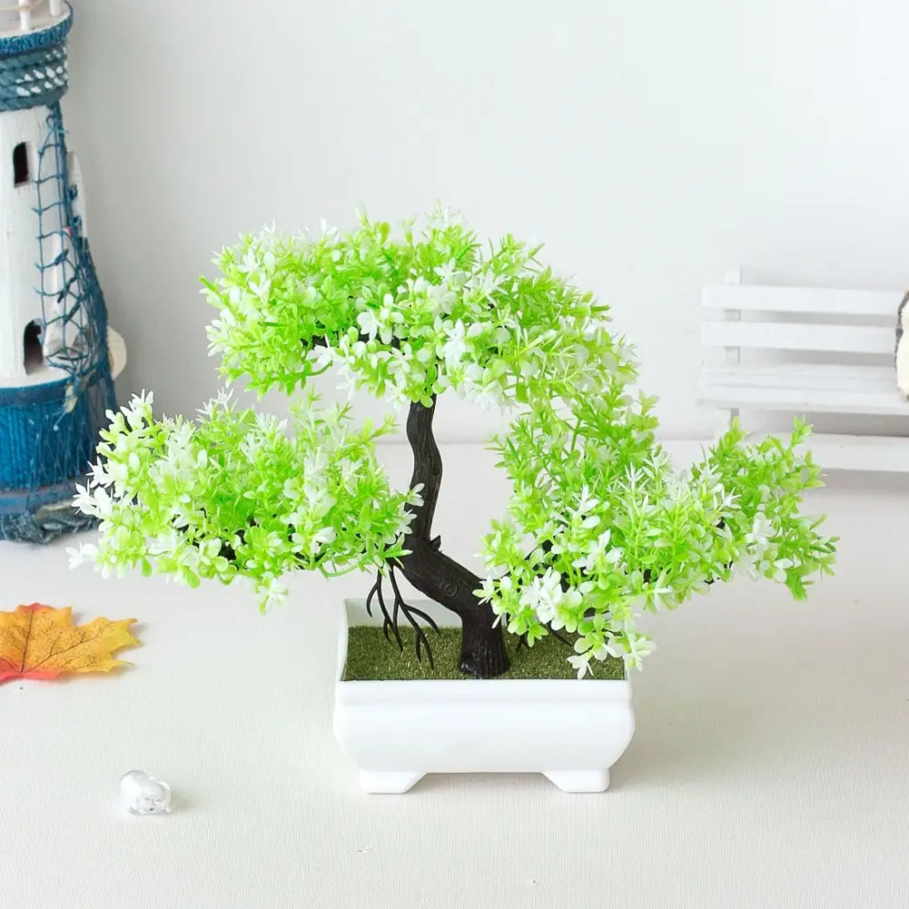 une plante artificielle de type bonsaï très vibrante verte, petit pot d’arbre, avec un tronc brun foncé et de délicates fleurs blanches dans un élégant pot en céramique blanc, idéal comme plante décorative en pot
