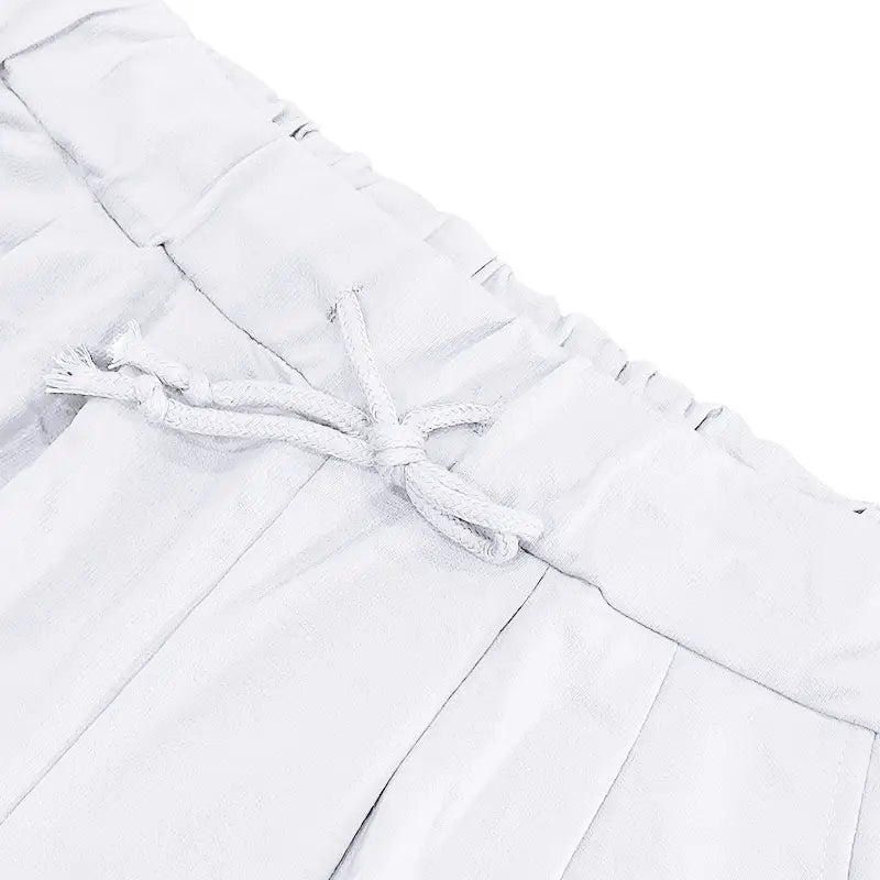 Pantalones con cordón beige (tan) con tejido plisado suave y corbata de cuerda a juego, del conjunto veraniego casual de dos piezas para hombre de camiseta y pantalones cortos