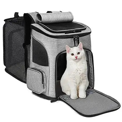 Mochila de viaje para mascotas de tela Oxford con malla gris y negra, con un gato blanco sentado en el interior, diseñada para caminatas y suministros para mascotas.