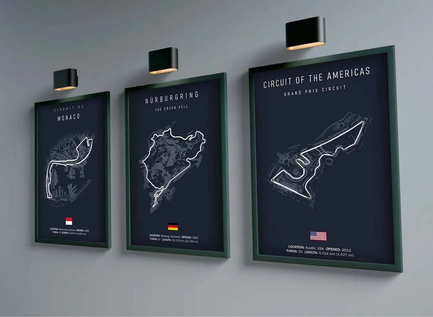 Trois affiches encadrées de circuits de Formule 1, avec des dessins en lignes blanches sur des fonds sombres, dans des cadres verts, présentées comme décoration murale pour la décoration de la maison dédiée au sport automobile.