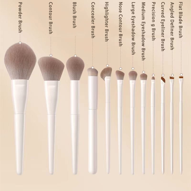 Lot de dix pinceaux de maquillage à manches blancs, aux poils coniques doux, de tailles et de formes variées pour différentes applications cosmétiques, issus de l’ensemble de maquillage de 12 pièces blanc et or.