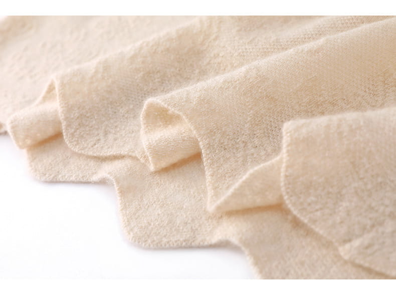 Beiger Wollstrickstoff für das Kleid mit einer weichen, leicht fusseligen, strukturierten Oberfläche