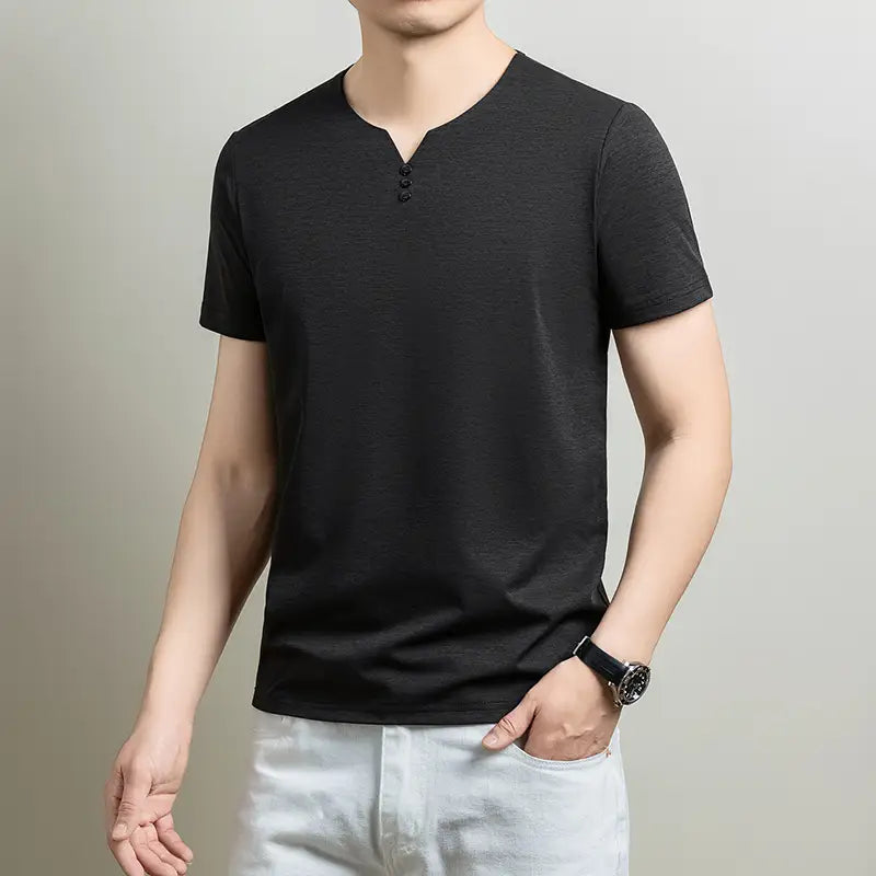 Camisa tipo henley para hombre de manga corta en negro, con tela con textura sutil y tres botones oscuros en el cuello, diseñada como camiseta informal