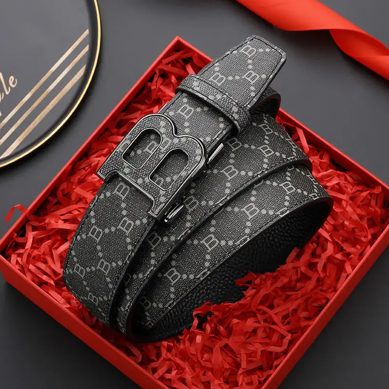 Ceinture en cuir noire automatique pour homme de marque, avec motif de monogramme b blanc répétitif et une boucle métallique argentée élégante pour une tenue décontractée de luxe.