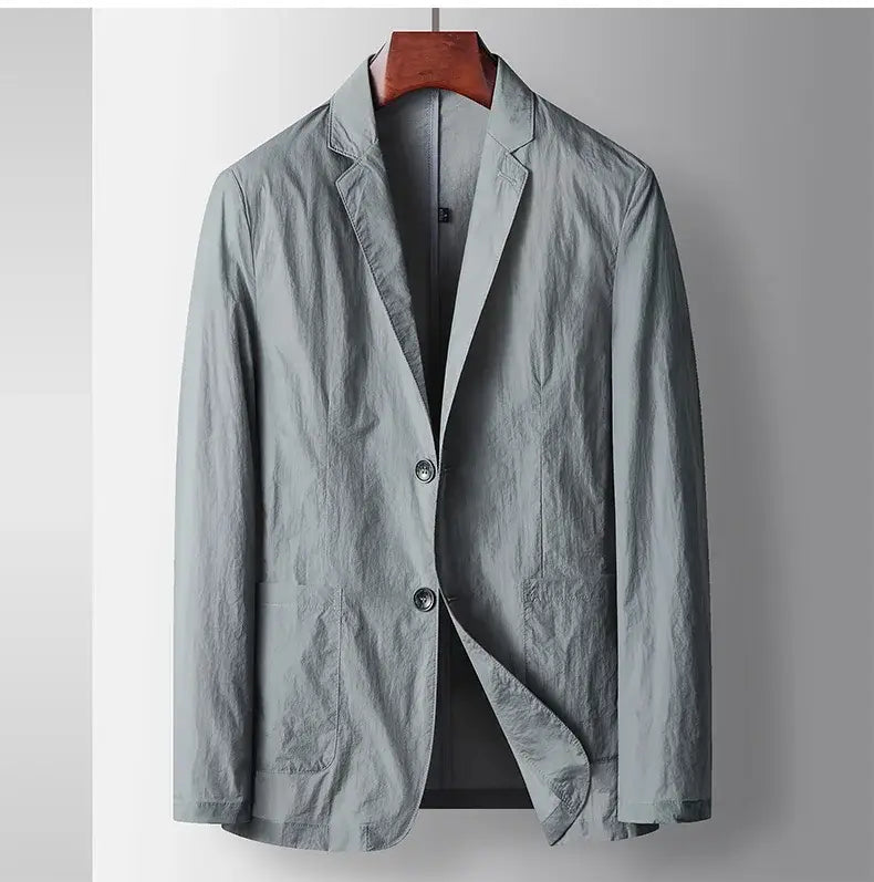 Hellgraue Leinen-Mix-Blazer-Anzugjacke für Herren im Freizeitbereich mit entspannter Passform und zwei Knöpfen vorne.