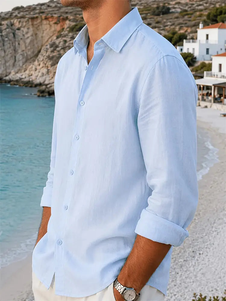 Chemise pour homme en coton et lin à manches longues bleu clair, avec patte boutonnée et poignets retroussés.