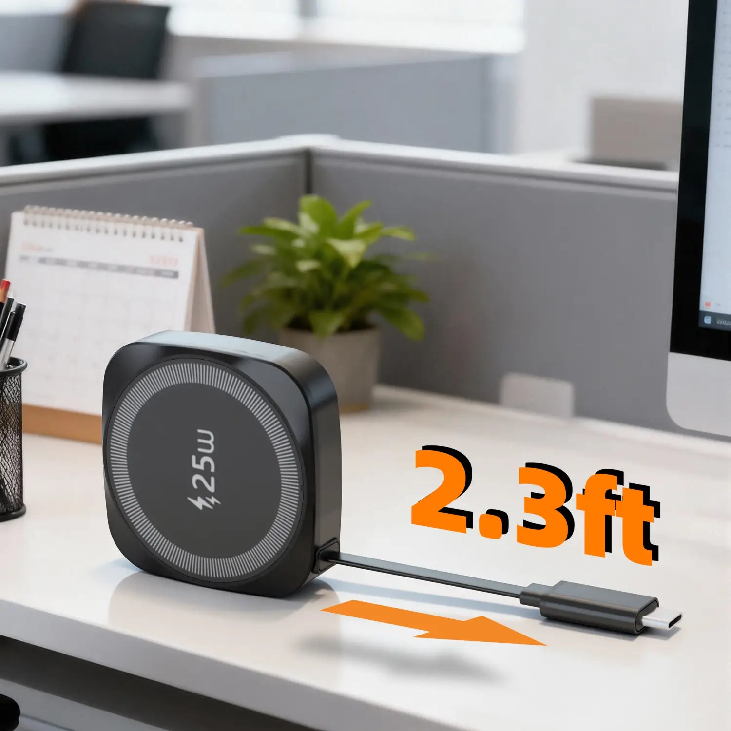 Schwarzer, eckiger Magnet-Ladeadapter für kabelloses Laden mit 25-W-Leistungsangabe und angebundenem USB-C-Kabel zum Laden des iPhones.