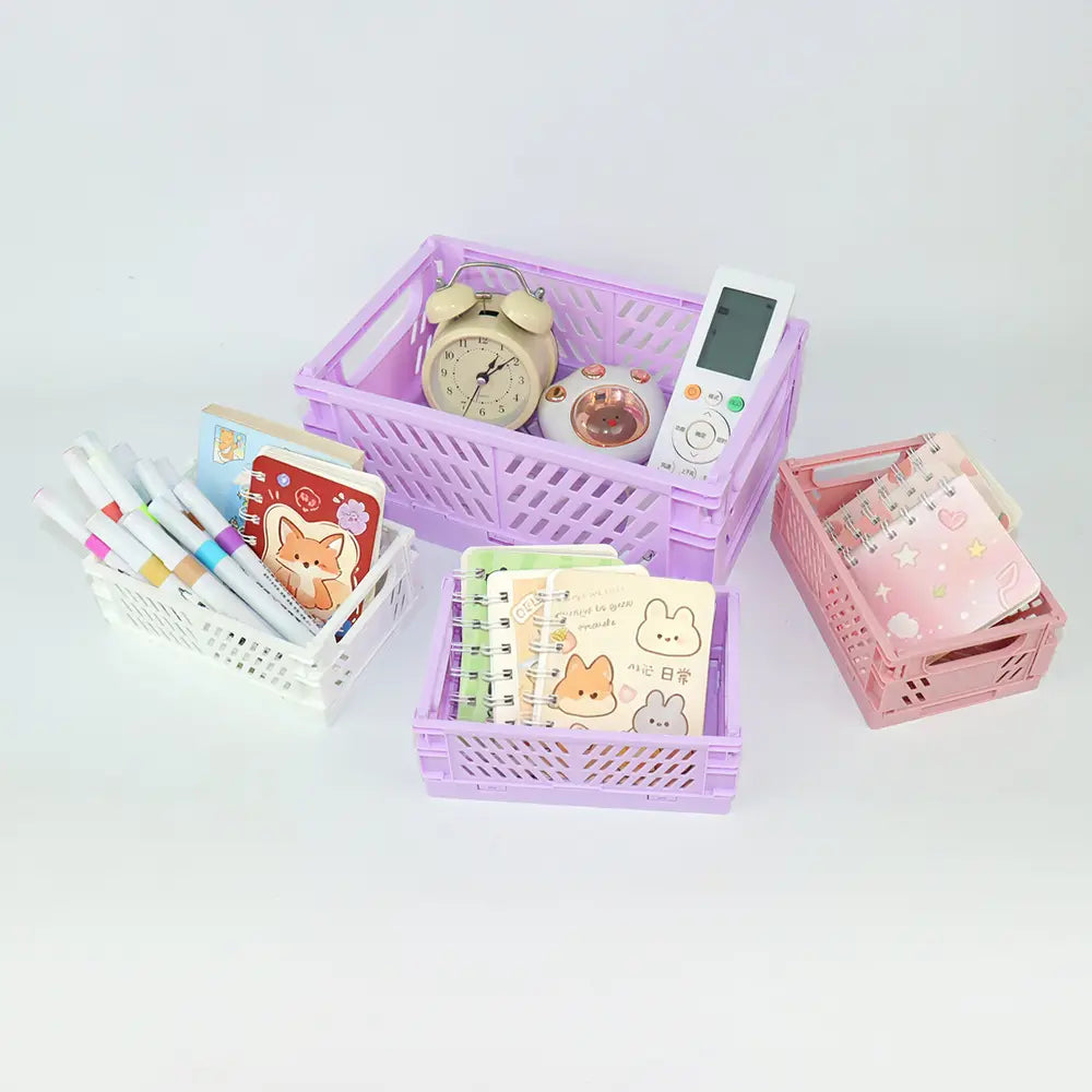 lila Kunststoff-Falt-Aufbewahrungsboxen mit Rautenmuster und Griffen, verwendet als Desktop-Organizer und Aufbewahrungsboxen-Körbchen.