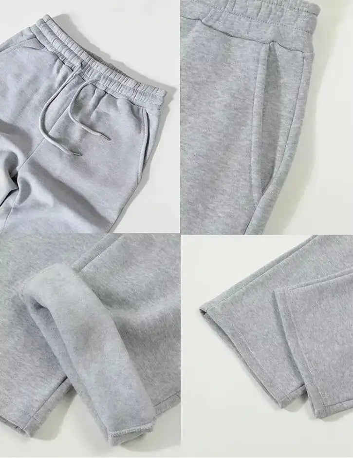 Herren-Sweatpants mit Smiley-Motiv aus Fleece in grau meliert mit elastischem Bund, Kordelzug und weichem Fleece-Innenfutter für angenehmen Tragekomfort.