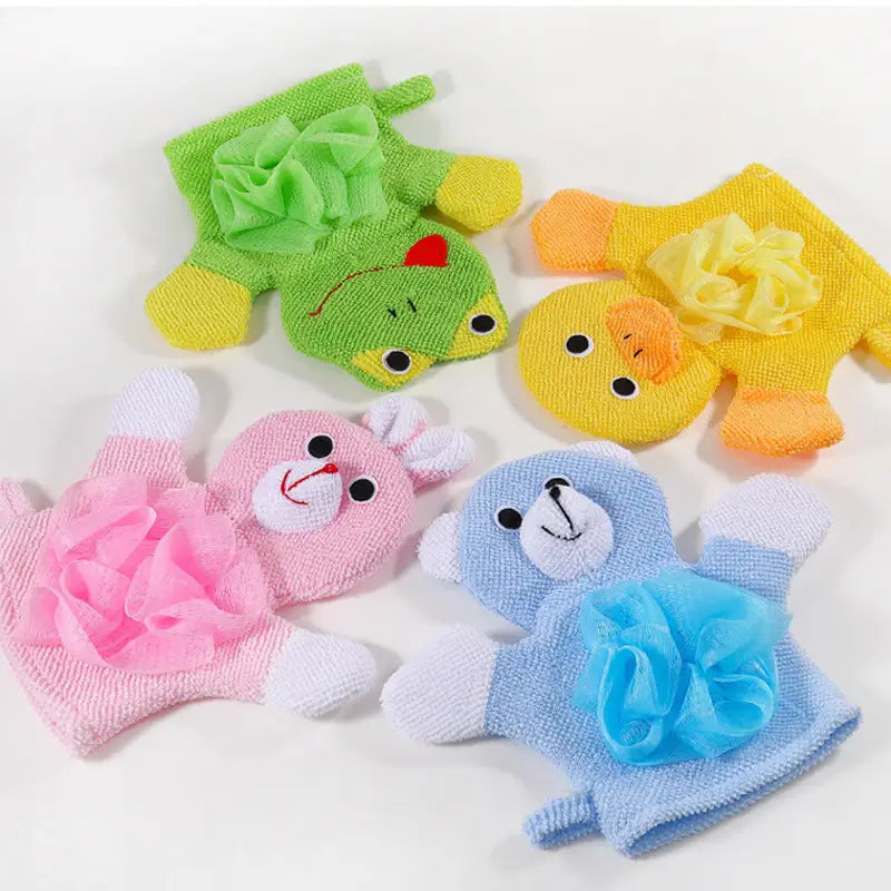 Bunte Plüsch-Badehandschuhe für Babys in Tierform, mit weichem, strukturiertem Stoff und angefügten Luffa-Schwämmen in passenden Farbtönen für eine sanfte Anwendung unter der Dusche.