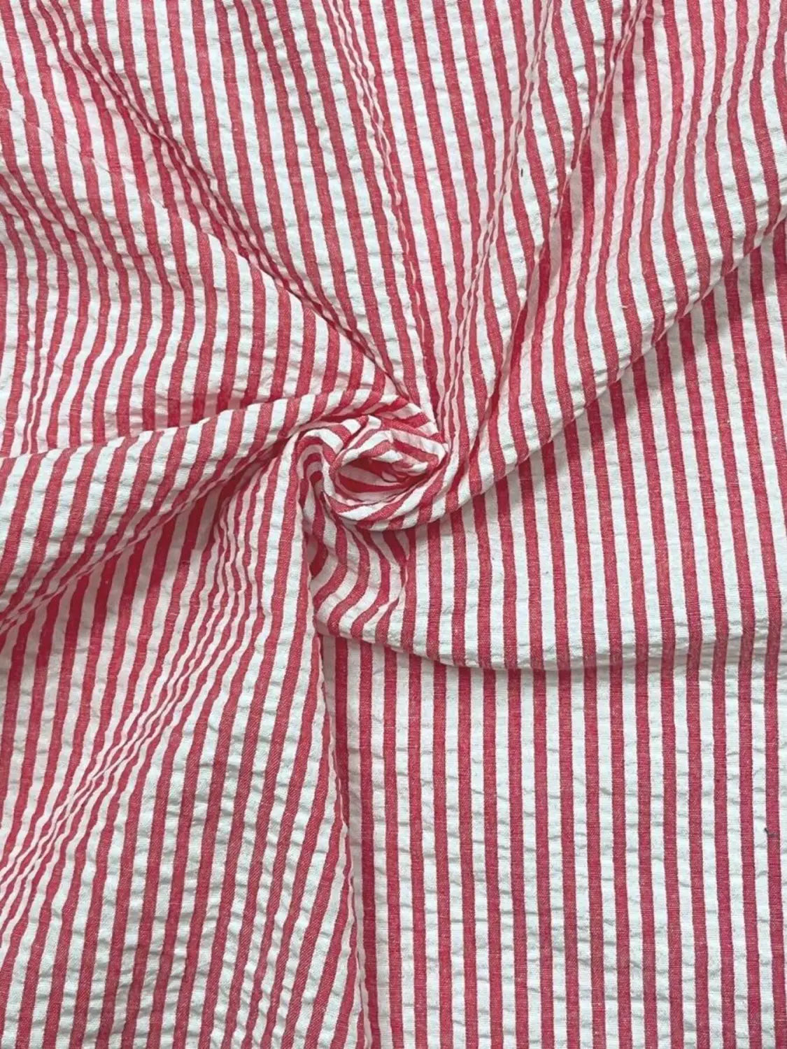 chemise décontractée boutonnée manches longues à rayures bleues pour homme présentant un tissu en coton rouge et blanc à rayures, avec un tissage texturé discret