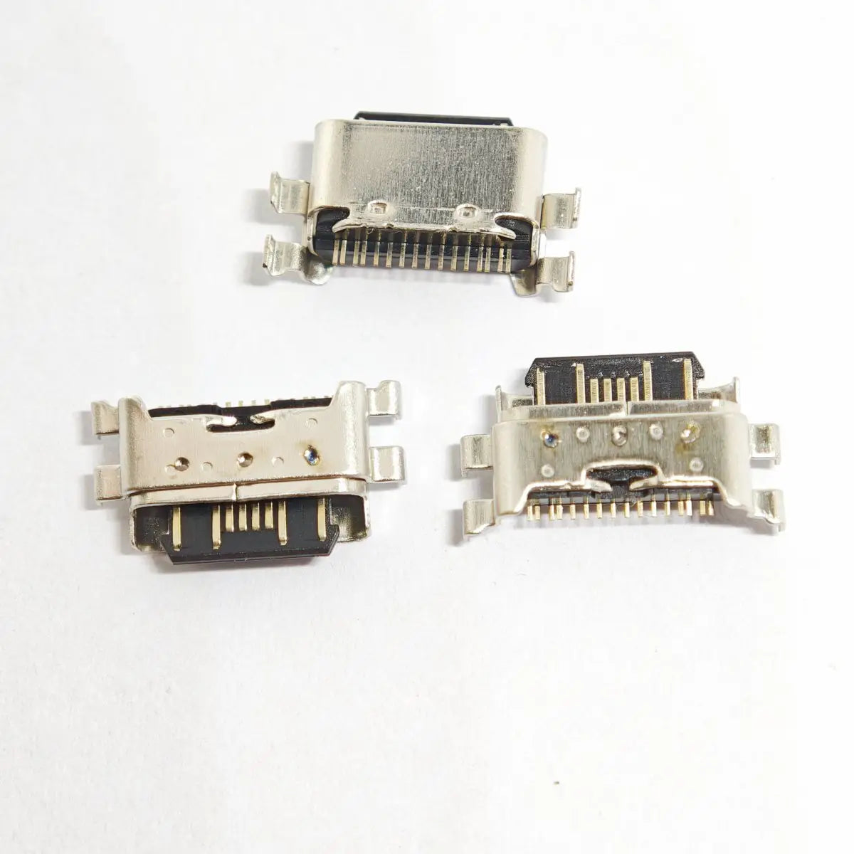 金属製筐体を備え、黒色の内部接点を持つXiaomi Mi 6x A2向けのシルバーUSB-C充電ポートコネクタ。