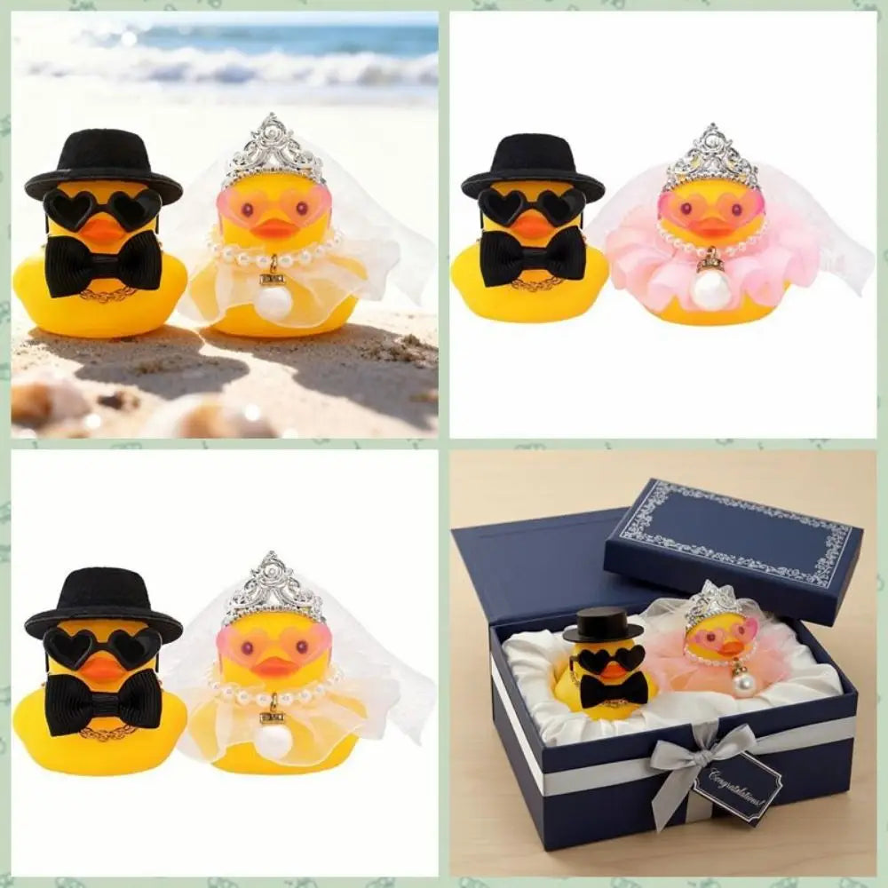 conjunto de adorno de pareja de patitos de goma para boda que presenta patitos amarillos de goma vestidos como novia y novio con sombreros de copa negros, gafas con forma de corazón, diadema, velo, collar de perlas y vestido rosa.