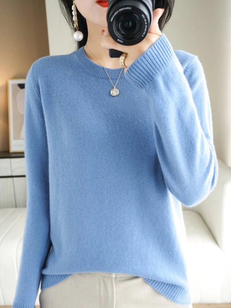 Ein weicher hellblauer Merino-Woll-Pullover für Damen mit Rundhalsausschnitt und gerippten Bündchen.