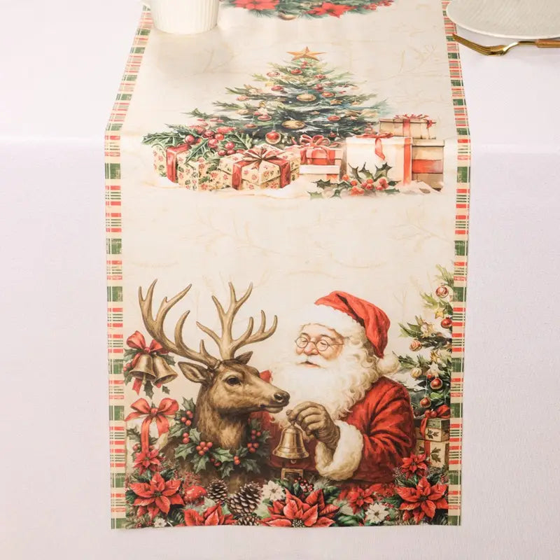 Vintage-Weihnachtsmann-Tischläufer im rustikalen Landhausstil mit cremefarbenem Hintergrund, einem grünen und roten Karorand und einer Vintage-Illustration von Santa Claus, der eine Glocke läutet, mit einem Rentier, umgeben von roten Weihnachtssternen und Stechpalmen.
