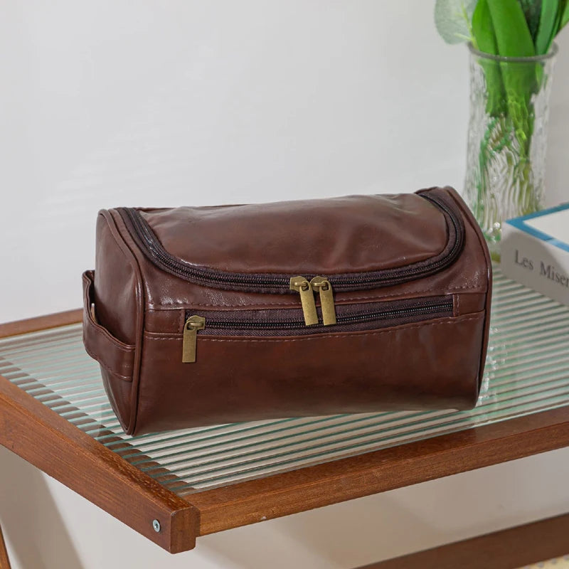 trousse de toilette suspendue en cuir marron pour le voyage, avec des fermetures éclair en laiton et une poignée latérale