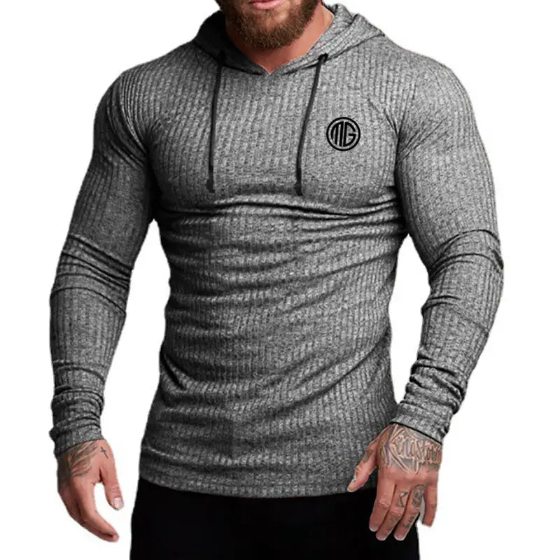 Sudadera con capucha de punto para hombre, estilo pulóver, ajuste slim, en punto acanalado gris, con mangas largas, cordones negros y un logotipo circular en el pecho.