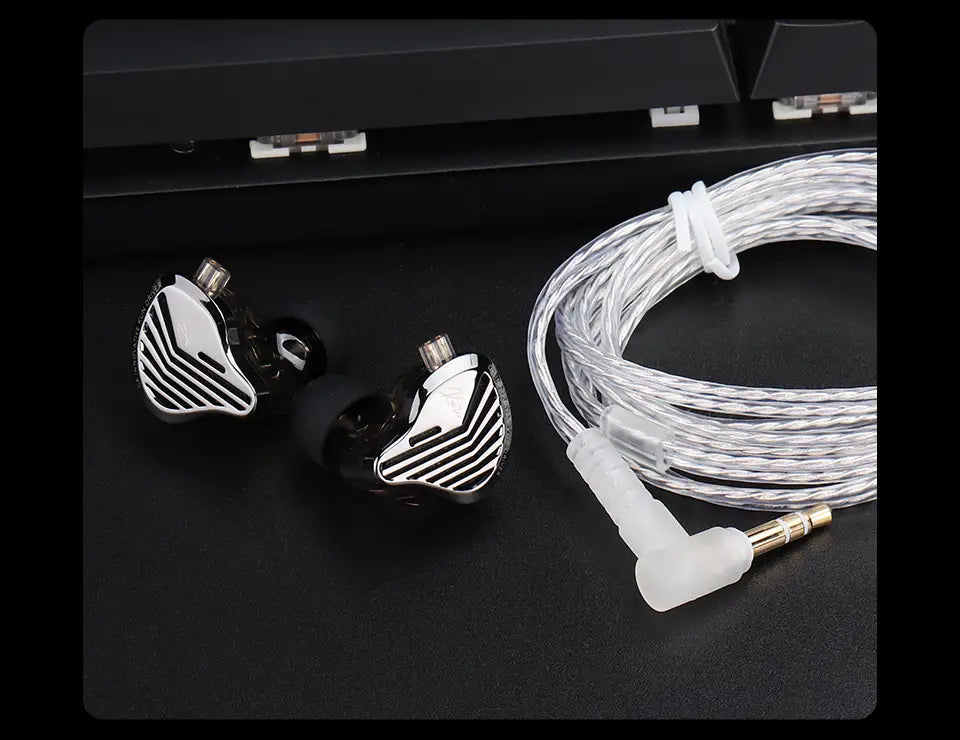 gk kunten hifi有線インイヤーヘッドホン（マイク付き）。黒色とシルバーの幾何学模様をインレイした高忠実度モニターで、エレガントなメタリック仕上げを備えています。