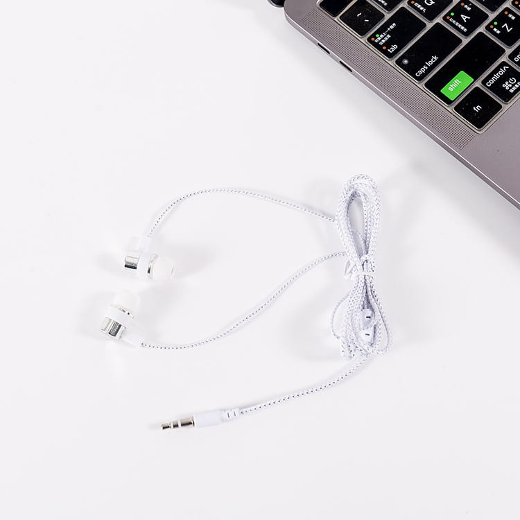 Verkabelte In-Ear-Kopfhörer mit Mikrofon 3,5 mm, mit weißem geflochtenem Kabel, Ohrhörern mit silberfarbenen Metallverbindungen und ergonomischem Design für eine angenehme In-Ear-Anwendung.