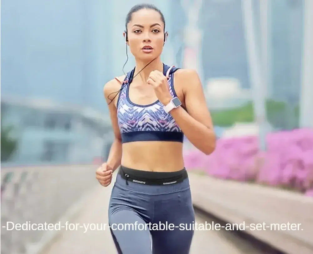 Eine Frau trägt einen dunkelblauen und weißen gemusterten Sport-BH sowie passende Leggings mit einer Smartwatch und präsentiert eine wasserdichte Laufgürtel-Sport-Gürteltasche zur Fitness.