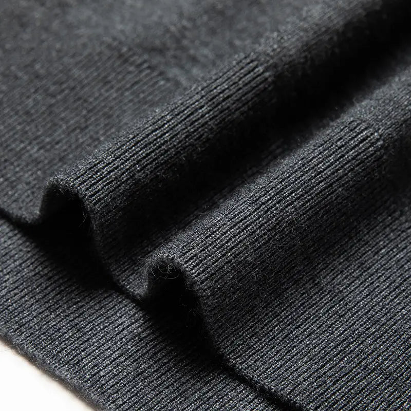 Herren-V-Ausschnitt-Strickpullover aus schwarzem, geripptem Strickstoff mit weicher, strukturierter Oberfläche.