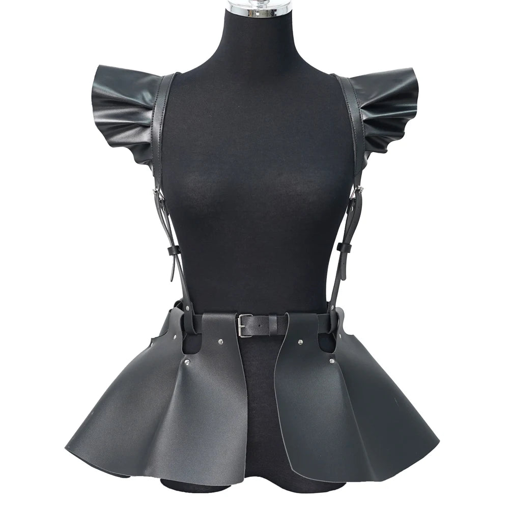 Jupe en faux cuir gothique noir avec harnais, dotée de bretelles à volants et d’un ourlet de péplum évasé, vue de face.