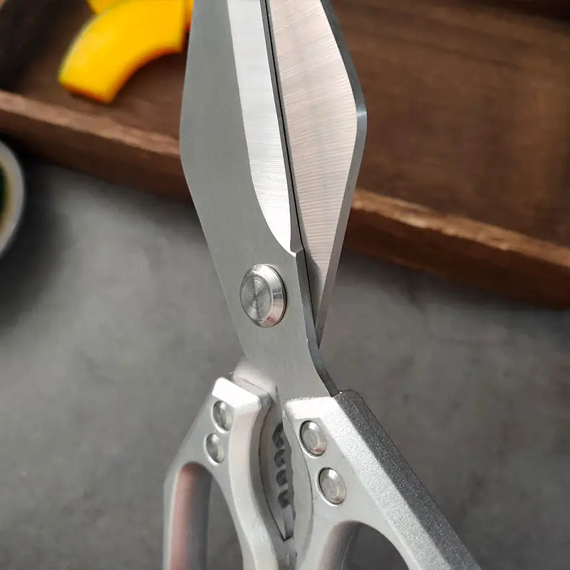 Silberne Edelstahl-Multifunktionsküchenscheren mit schlankem, modernem Design und ergonomischen Griffen.
