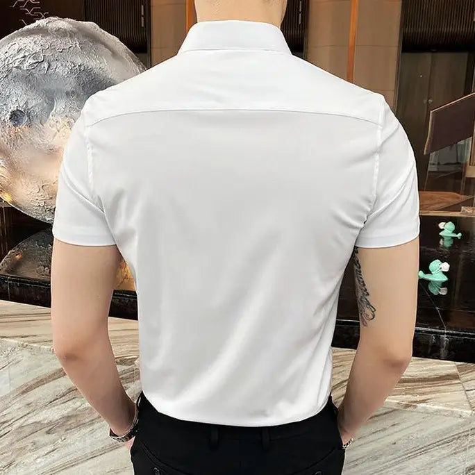 Weißes Kurzarm-Herren-Kleidhemd mit Kragen und elegantem modernem Design aus Baumwollmischgewebe.