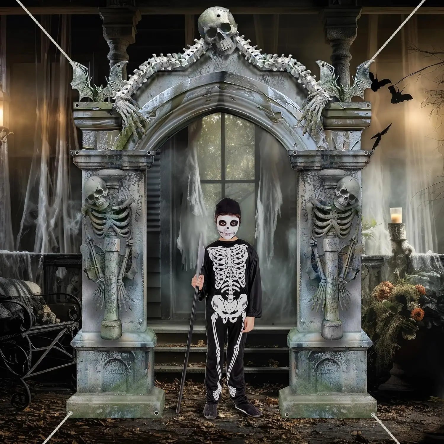 Schwarzes Skelettkostüm mit weißem Knochendesign, dargestellt als gotischer Skelettbogen-Halloween-Hintergrund mit detaillierten Knochenmustern auf dem Stoffmaterial.