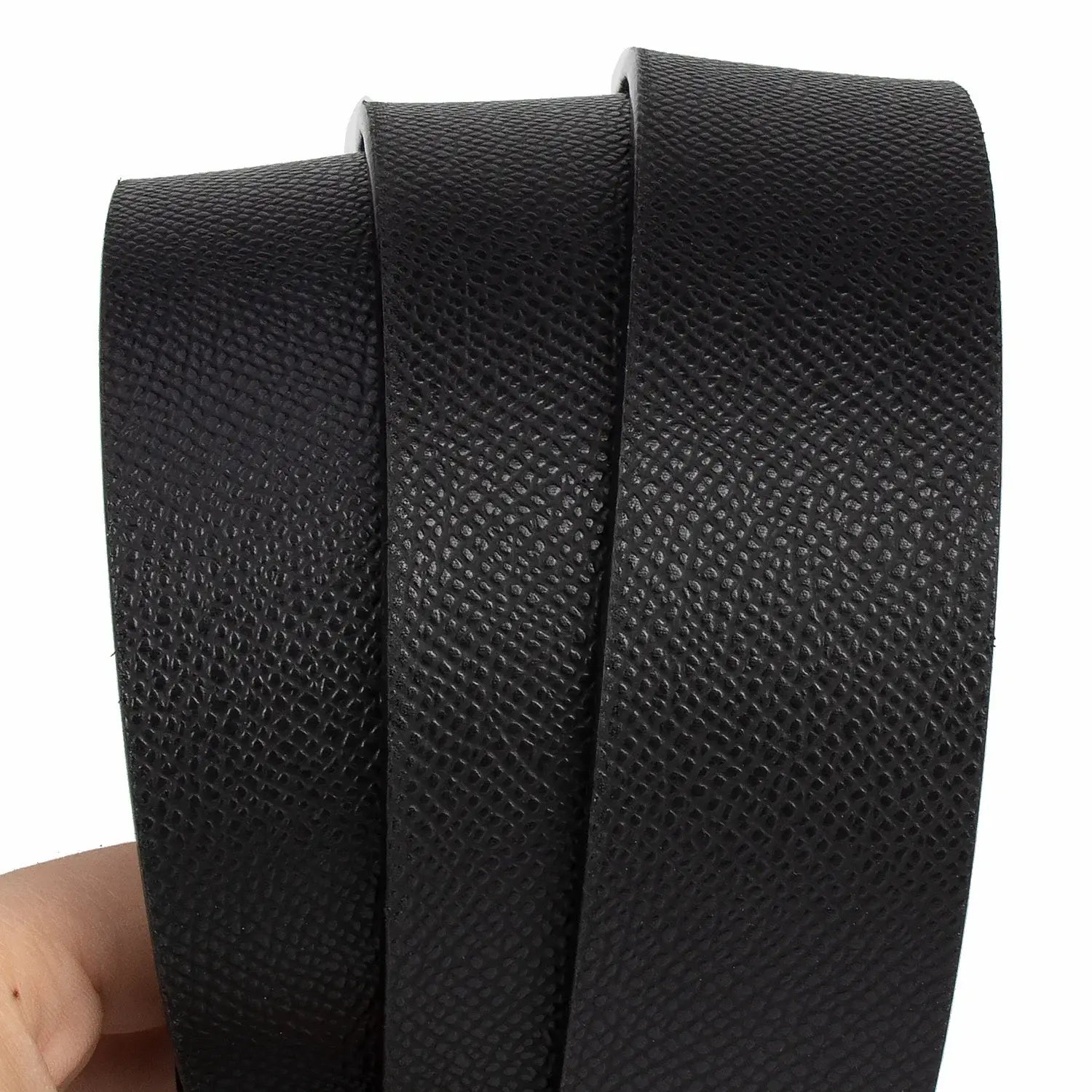 Ceinture d’affaires en cuir pour homme avec une lanière en cuir noir texturé, présentant une finition à grain perluré et une boucle en H.