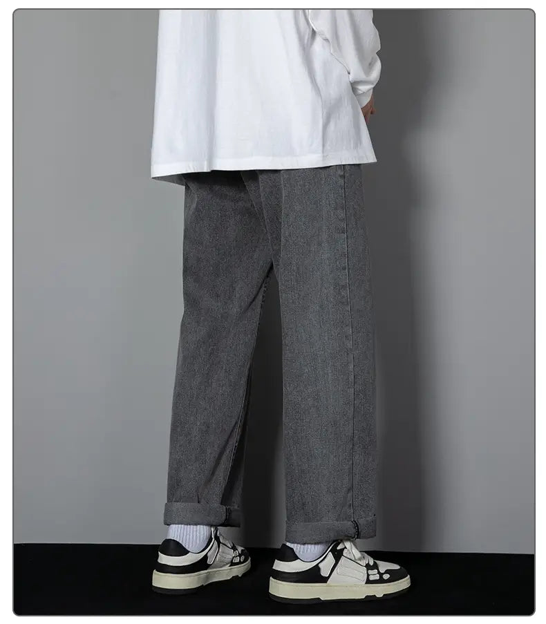 Herren-Casual-Jeans in geradem Schnitt mit weitem Bein aus grauem strukturiertem Denim mit umgeschlagenen Säumen.