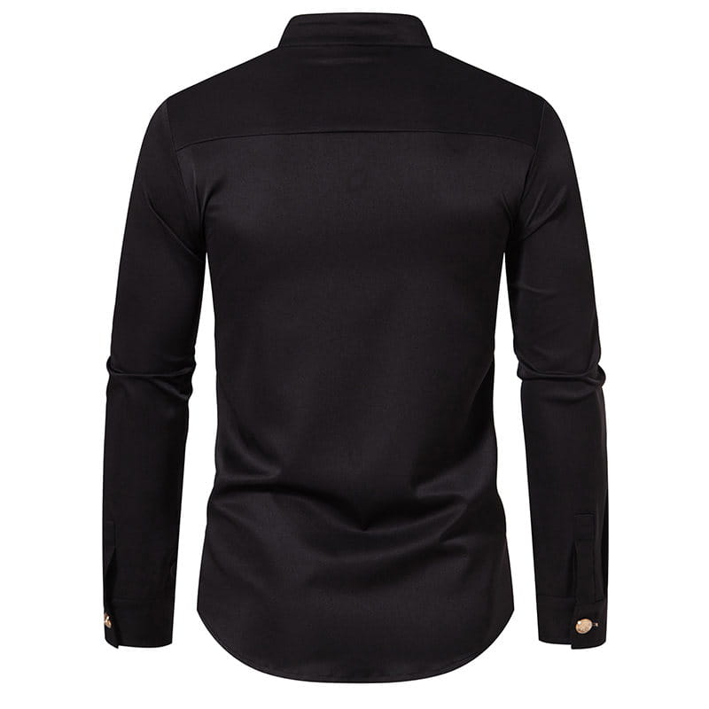 Camisa gótica negra para hombre de manga larga, cruzada doble, con cuello alzado, acabado satinado pulido y acentos sutiles de botones de tono dorado en los puños.