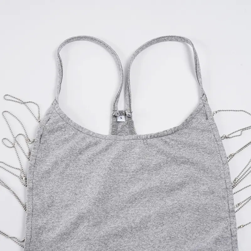 Graues Strick-Camisole mit offenem Rücken mit einem grauen melierten Tank-Top-Design, dünnen Trägern und silbernen Kettenquasten entlang der Seiten, ideal für Kaufabsicherungszeit und Dropshipping.