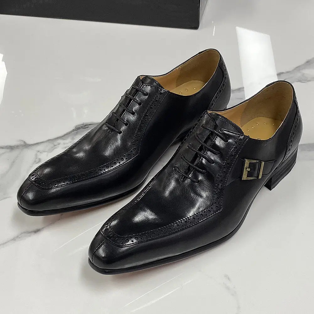 Chaussures de ville à bout brogue type derby Oxford pour homme en cuir véritable noir, avec des détails brogue et une boucle ton or sur le côté.