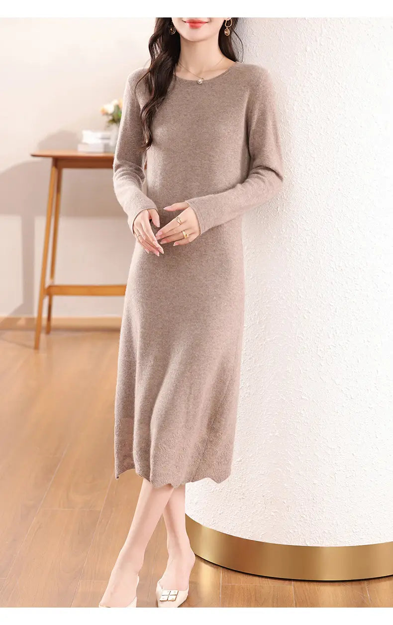 Ein weiches beiges Wollstrickkleid mit langen Ärmeln und dezent strukturierter Midi-Länge.