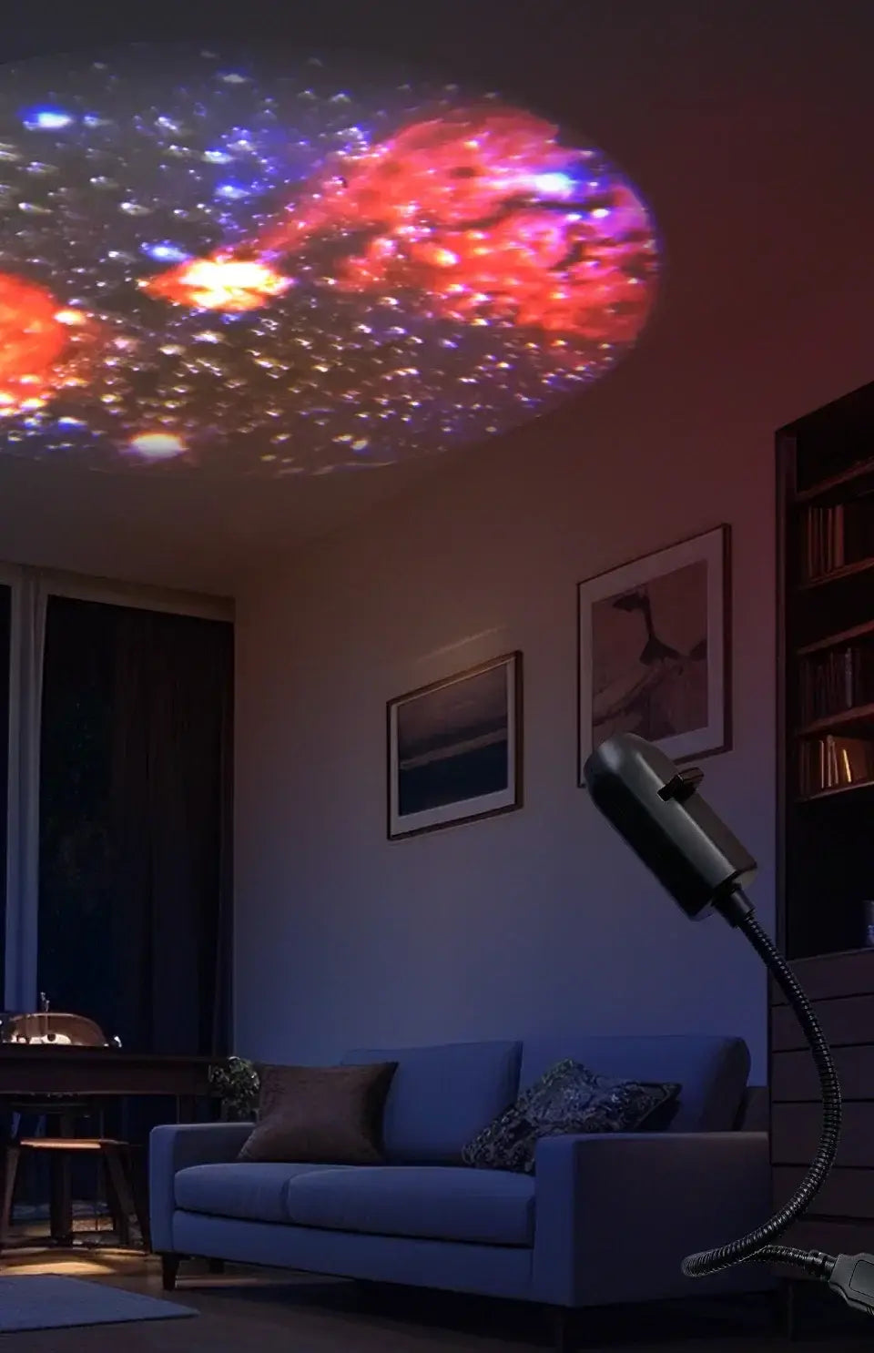 projecteur de galaxie ciel étoilé USB noir élégant à col flexible, avec veilleuse, projetant un motif vibrant de ciel étoilé rouge et bleu sur l’ensemble du plafond en série de diapositives.