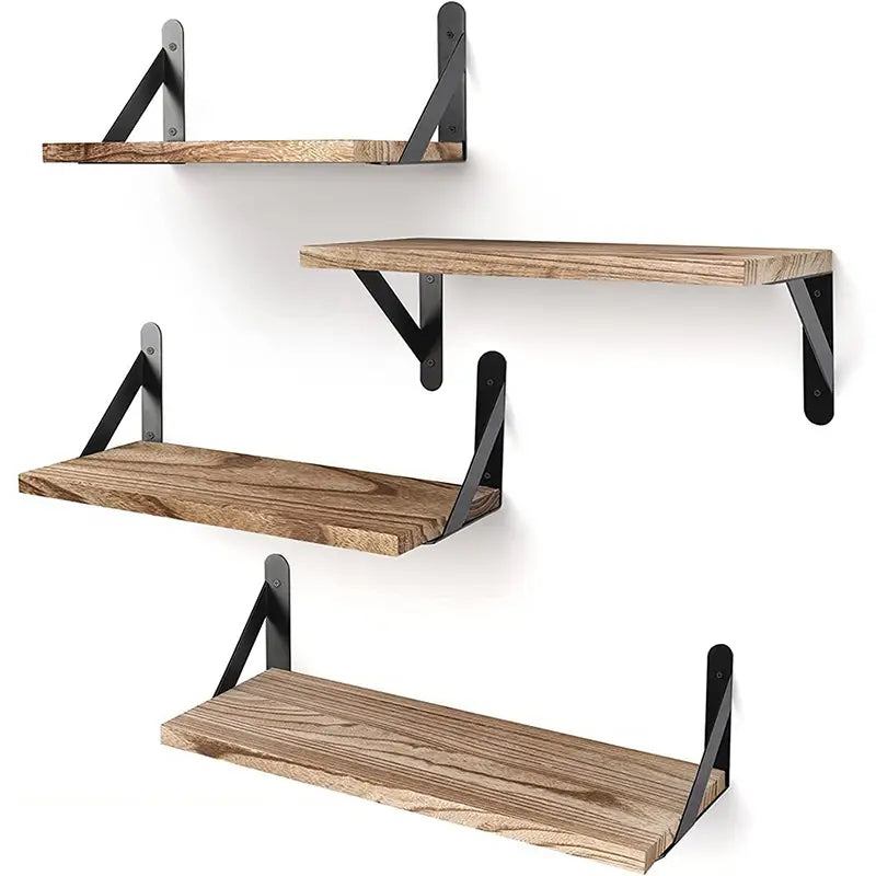 Ensemble de quatre étagères flottantes rustiques en bois avec des supports en métal noir servant d’élément décoratif et de rangement pour organiser le salon.