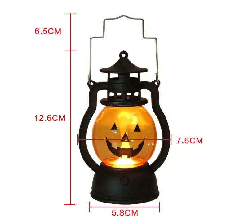 4点セットに含まれる発光するオレンジ色のかぼちゃ顔デザインのブラックプラスチック製ハロウィンランタン。