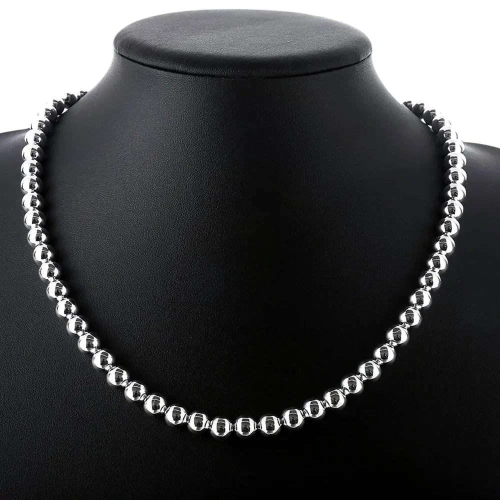 Ensemble de parure en argent orné de perles : collier en argent sterling, présentant une finition polie et élégante avec des perles sphériques uniformes.
