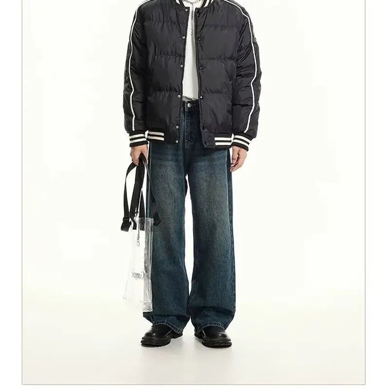 Herren schwarze Wide-Leg-Denim-Jeans, kombiniert mit einer schwarzen wattierten Jacke mit weißen Paspeln entlang der Ärmel und des Kragens