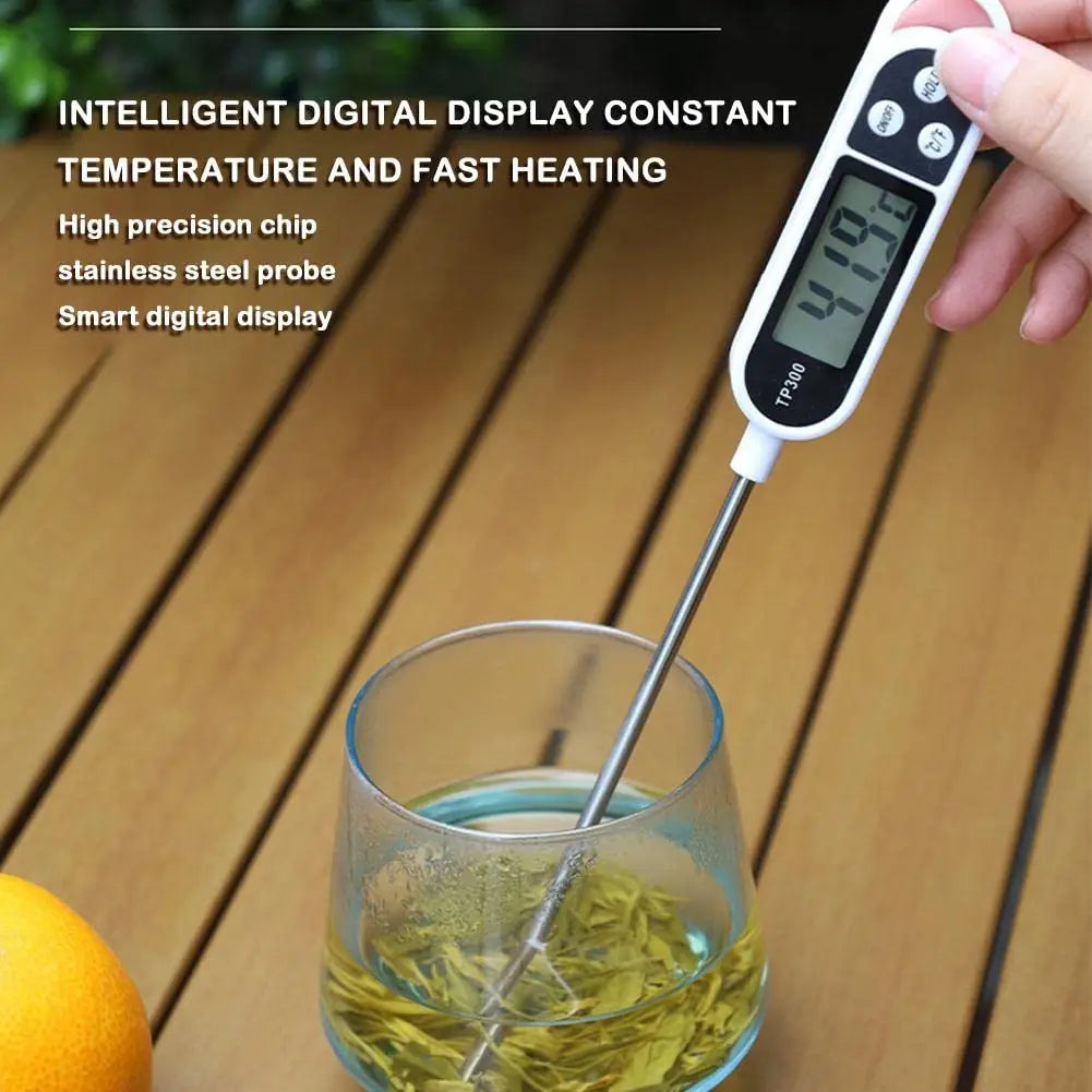Weiße digitale Fleischthermometer für sofortiges Ablesen mit Edelstahlfühler und Smart-Display, das 41,7 Grad Celsius anzeigt, mit der Bezeichnung des Modells TP300.