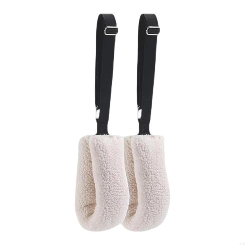 cremefarbene plüschige Reisenschuhüberzüge mit schwarzen Stoffriemen und silbertönigen Metallschnallen, ausgelegt als verstellbare Pilates-Riemen mit Fleece-Handgriffen.