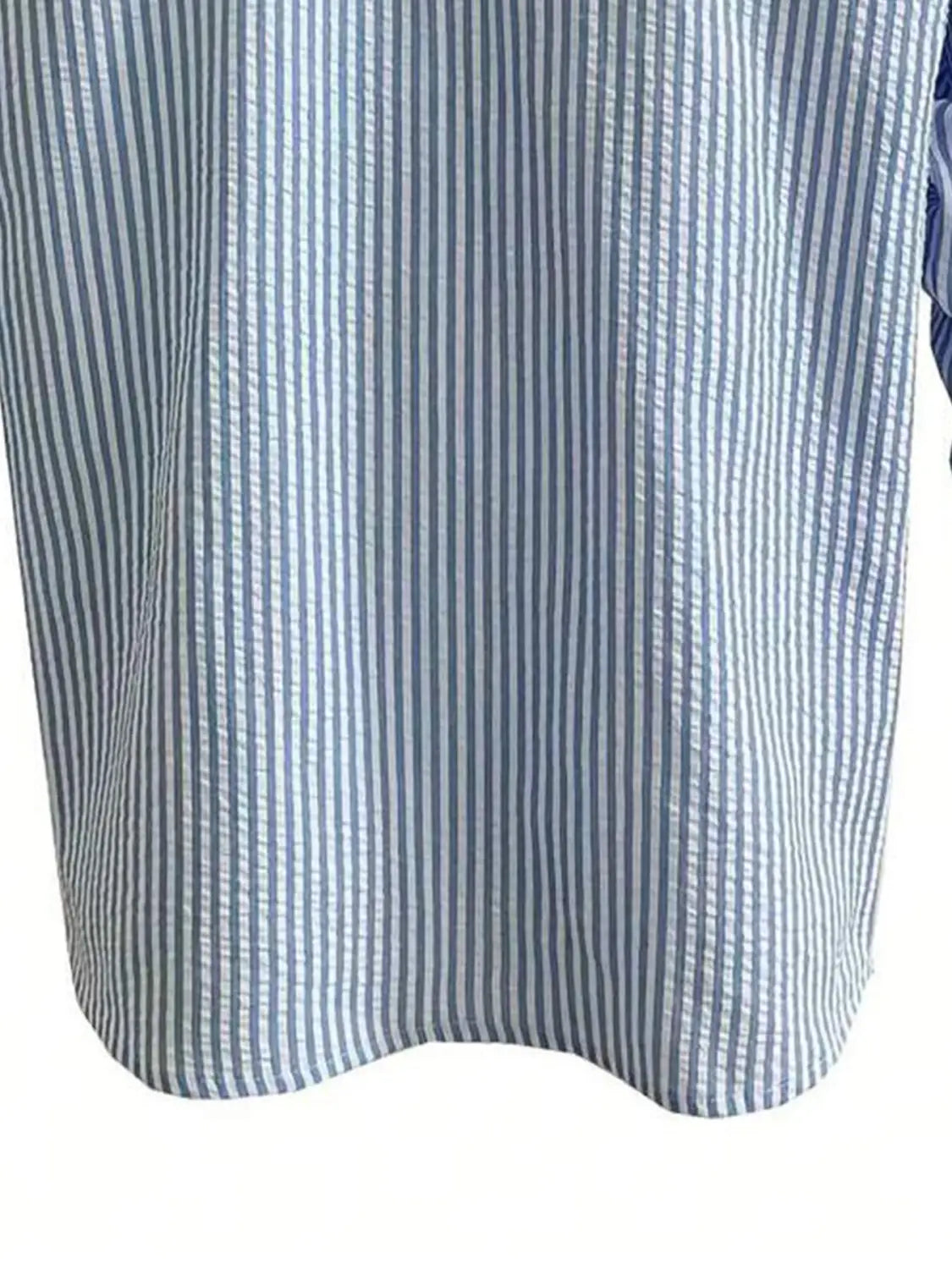 Chemise décontractée boutonnée manches longues à rayures bleues pour homme, avec un tissu matelassé texturé et des rayures verticales bleu et blanc.