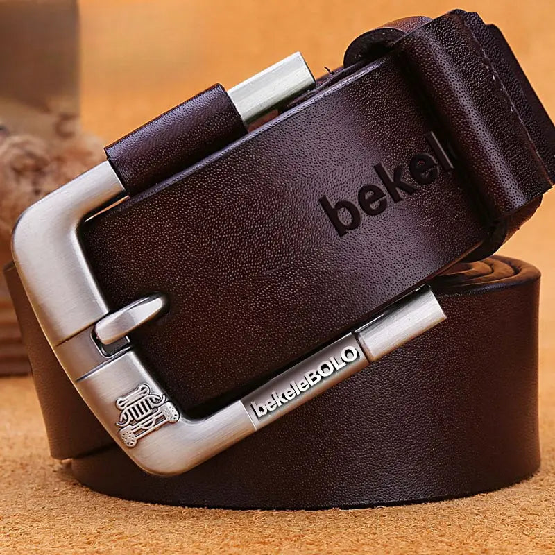 Cinturón de hombre de cuero genuino marrón oscuro con hebilla de aleación de plata que presenta el nombre de la marca bekel y logotipo en relieve.