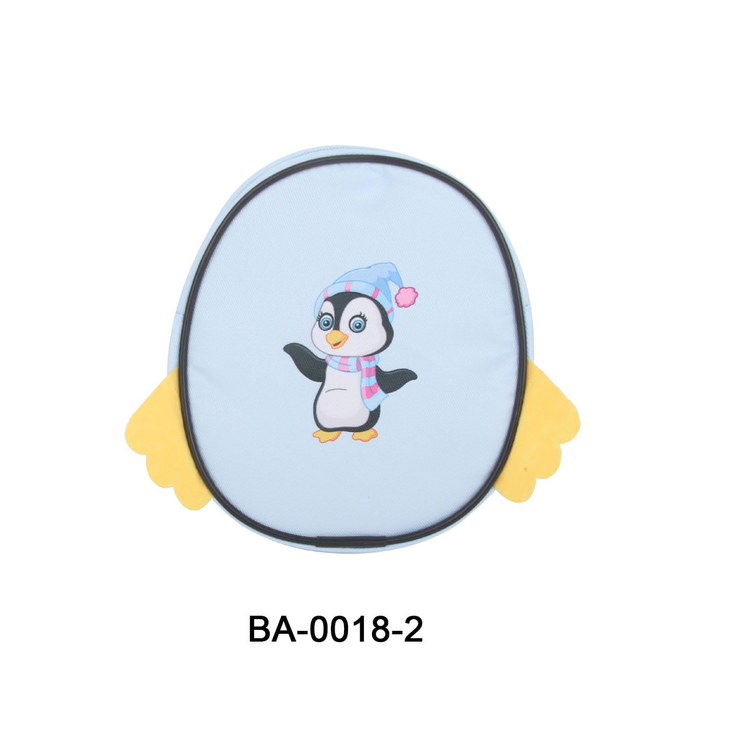 Hellblauer, oval geformter, zusammenklappbarer Puppenrucksack mit gelben flügelähnlichen Klappen und einem Cartoon-Pinguin, der einen gestreiften Schal und eine Mütze trägt, auf der Vorderseite gedruckt, zur Verwendung als Reise-Accessoire.