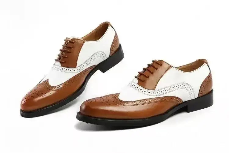 Zapatos de vestir Oxford tipo brogue bicolor para hombre en cuero marrón y blanco con detalles perforados.