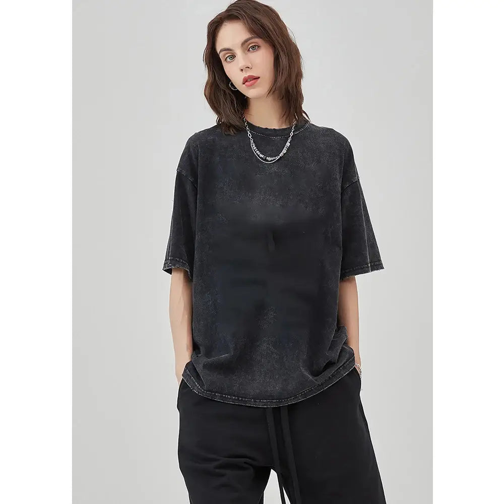 Camiseta de algodón negro desgastado con ajuste relajado y mangas remangadas, con un gráfico gótico de anime extragrande vintage lavada y desteñida.