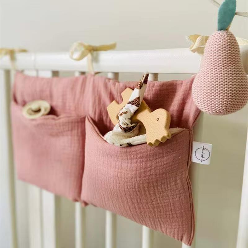 Rosa strukturierte Baumwoll-Wickeltisch-Einsatz-Aufbewahrungstasche für die Windelorganisation mit zwei Taschen und einem gestrickten Birnen-Anhänger